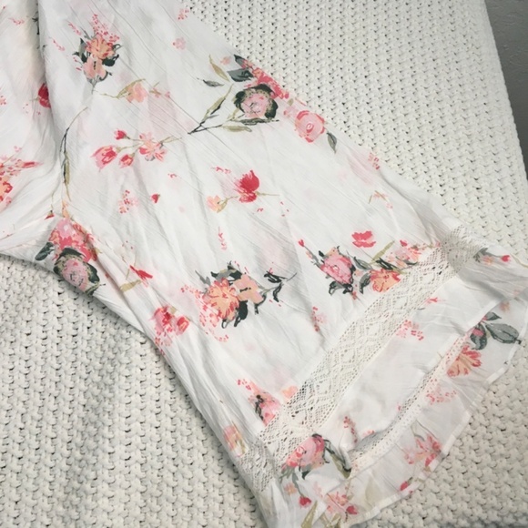 AMERICAN RAG CIE PLUS SIZE BLOUSE, GAUZE LIKE MATERIAL WITH BELL SLEEVES - Picture 4 of 7